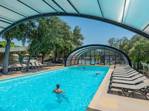 Überdachtes Schwimmbad auf dem Campingplatz Domaine Massereau in Roan.