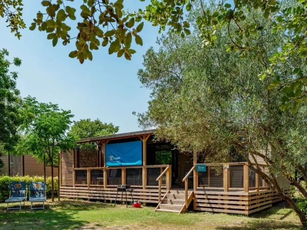 Die Supreme Plus Lounge des Campingplatzes Domaine de Massereau in Roan.