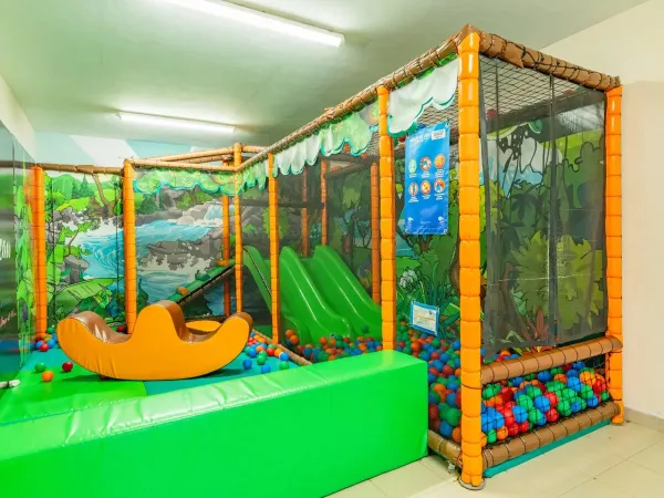 Indoor-Spielplatz für die Kleinsten auf dem Campingplatz Roan Domaine de Massereau.