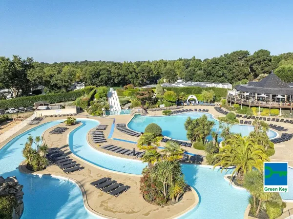 Das schöne Schwimmbad des Campingplatzes La Grande Métairie in Roan.