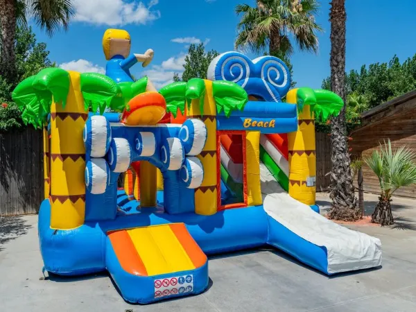 Ein Luftkissen für Kinder auf dem Campingplatz Roan Les Méditerranées Beach Garden.