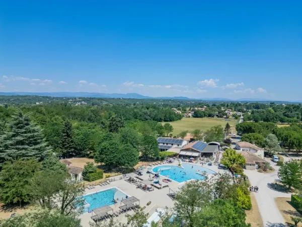 Übersicht Pool des Campingplatzes Roan La Grand Terre.
