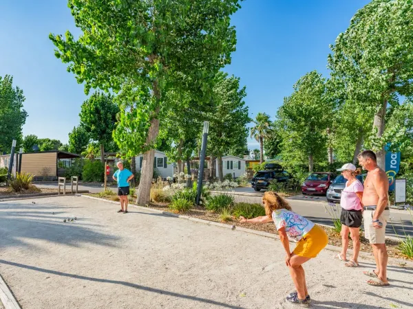 Die Familie spielt Petanque auf dem Campingplatz Roan Le Napoléon.