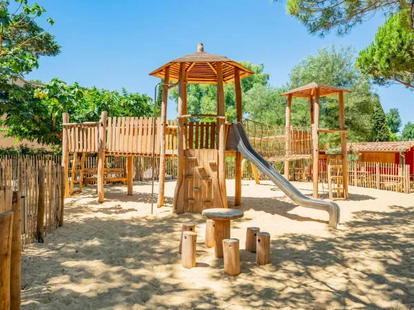Ein Spielplatz auf dem Campingplatz Roan Serignan Plage.