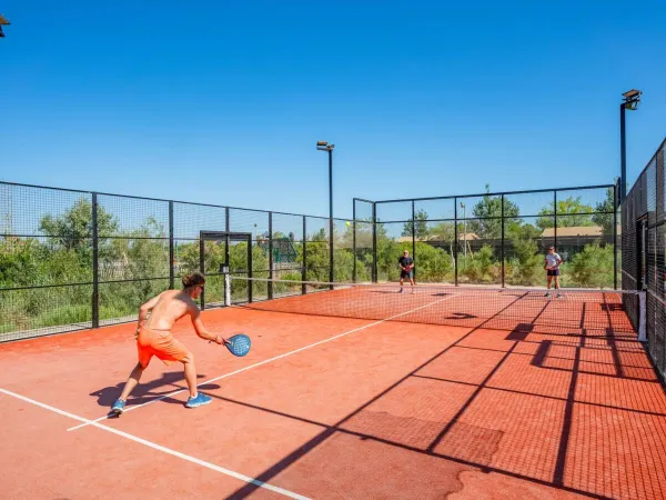 Padelplatz auf dem Campingplatz Roan Le Serignan Plage.