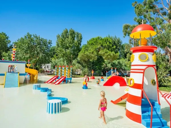 Wasserspielplatz auf dem Campingplatz Roan Serignan Plage.