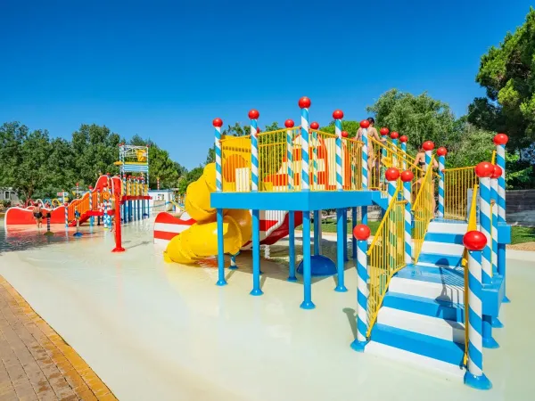 Großer Wasserspielplatz auf dem Campingplatz Roan Le Serignan Plage.