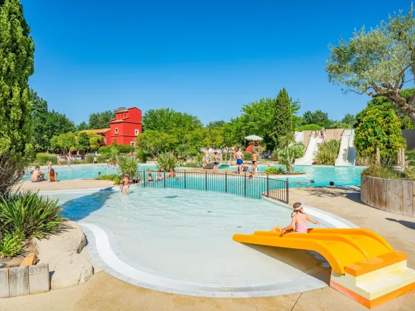Übersicht über das Schwimmbad auf dem Campingplatz Roan Le Serignan Plage.