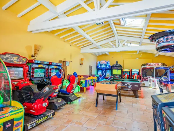 Bereich mit Spielautomaten auf dem Campingplatz Roan Serignan Plage.