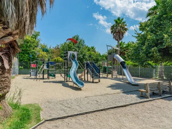 Ein Spielplatz auf dem Campingplatz Roan La Sirène.