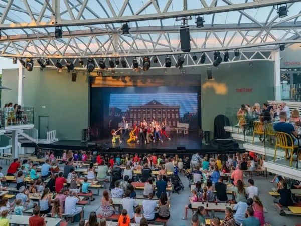 Das Publikum sieht sich die Abendvorstellung auf dem Roan-Campingplatz La Sirène an.