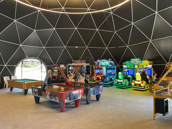 Spiele und Spielhalle auf dem Roan Campingplatz Bijela Uvala.