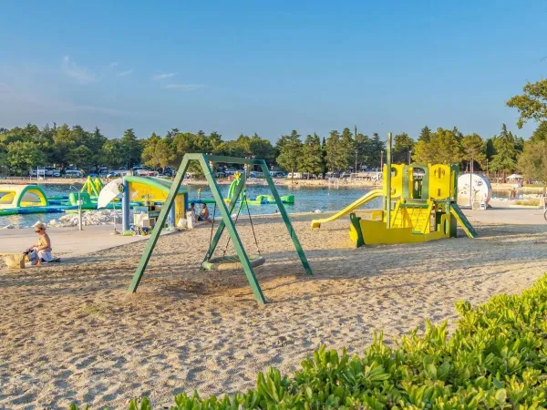 Spielplatz am Strand auf dem Campingplatz Roan Valkanela.