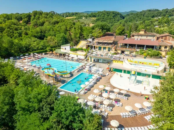 Sonnenterrasse mit halb-olympischem Pool und Rutsche auf dem Campingplatz Roan hu Norcenni Girasole village.