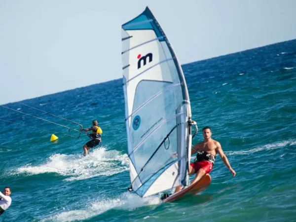 Surfen auf dem Roan-Campingplatz El Pinar.