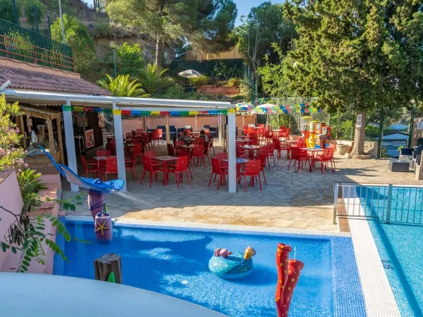 Die Terrasse des Roan-Campingplatzes Cala Canyelles.