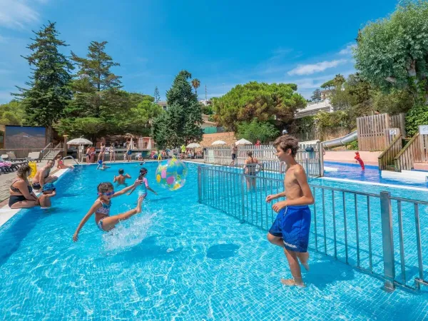 Schwimmbad auf dem Roan Campingplatz Cala Canyelles.