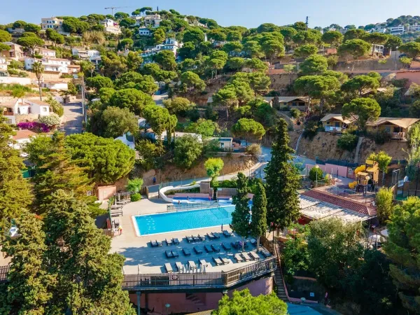 Roan Campingplatz Cala Canyelles Pool und Unterkunft Übersicht.
