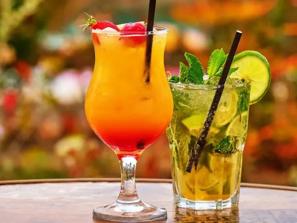 Leckere Cocktails gibt es auf dem Campingplatz Le Petit Mousse in Roan.