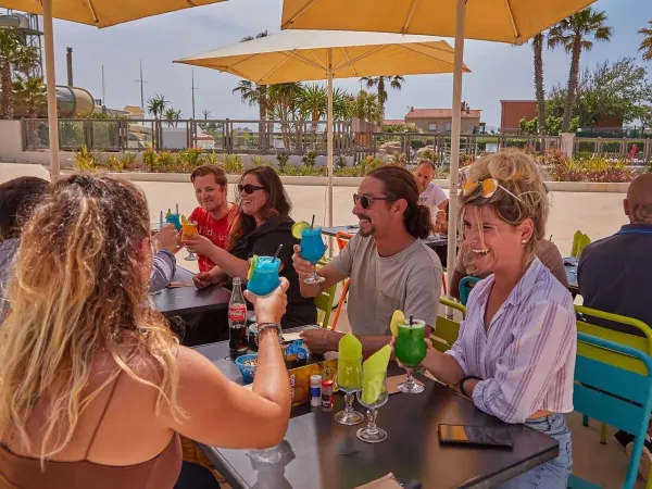 Ein Toast auf der Terrasse des Campingplatzes Le Petit Mousse in Roan.