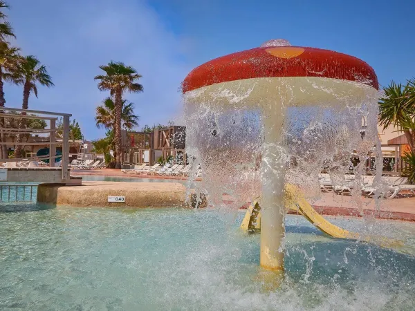 Pilzspray im Kinderbecken des Roan-Campingplatzes Le Petit Mousse.