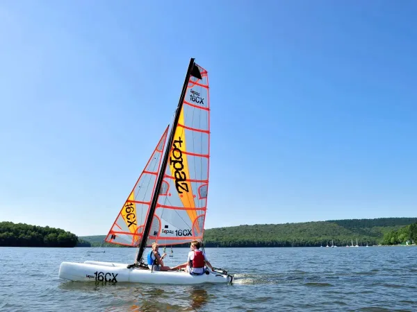 Windsurfen auf dem See vom Roan Camping Le Lac des Vieilles Forges.