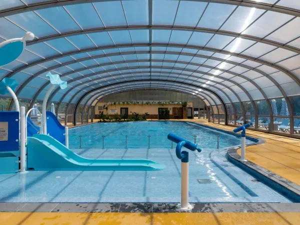 Schwimmbad mit Rutsche für die Kleinsten auf dem Roan-Campingplatz Le Lac des Vieilles Forges.