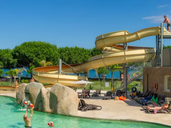 Die Wasserrutsche des Campingplatzes Arinella Bianca in Roan.