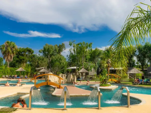 Menschen, die sich im Wellnessbereich des Campingplatzes Arinella Bianca in Roan vergnügen.