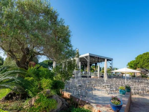 Die stimmungsvolle Terrasse des Roan-Campingplatzes Arinella Bianca.