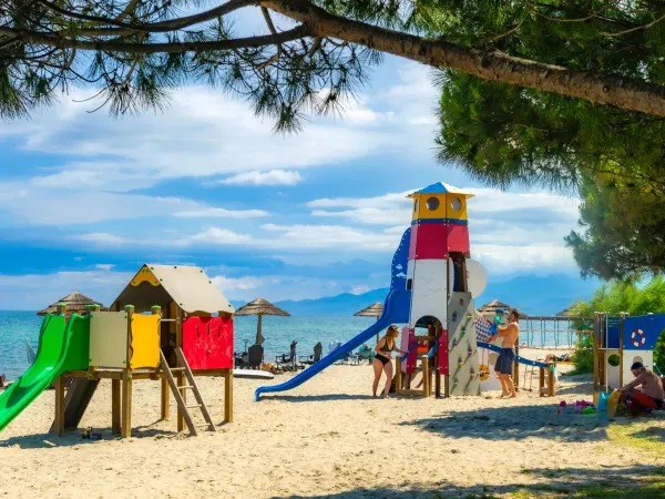 Spielplatz am Strand des Campingplatzes Roan Arinella Bianca.
