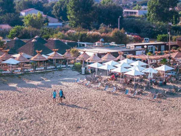 Der Strand mit Sonnenschirmen und Liegestühlen auf dem Campingplatz Roan Les Sables d'Or.