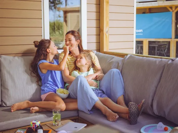 Mutter und Kinder amüsieren sich auf Roans Lounge-Sofa.