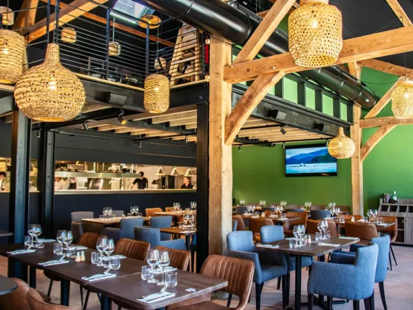 Stimmungsvolles Restaurant mit offener Küche auf dem Roan-Campingplatz Domaine des Ormes.