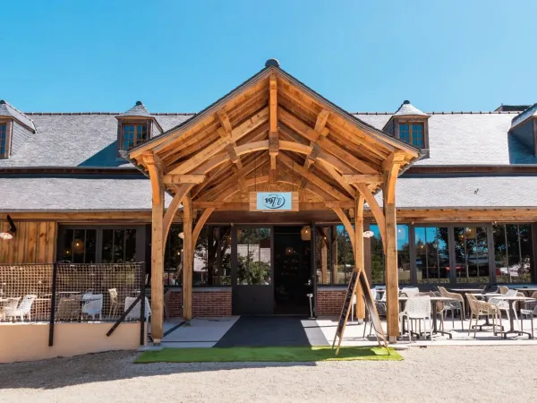 Eintritt in das Restaurant 1977 des Campingplatzes Domaine des Ormes in Roan.