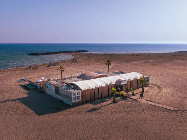 Strand und Bar auf dem Campingplatz Roan Les Sables d'Or.