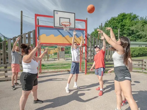 Multisportbereich auf dem Campingplatz Domaine des Bans.