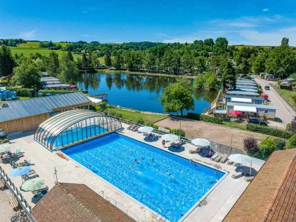 Semi-olympisches Schwimmbad auf dem Campingplatz Domaine des Bans in Roan.