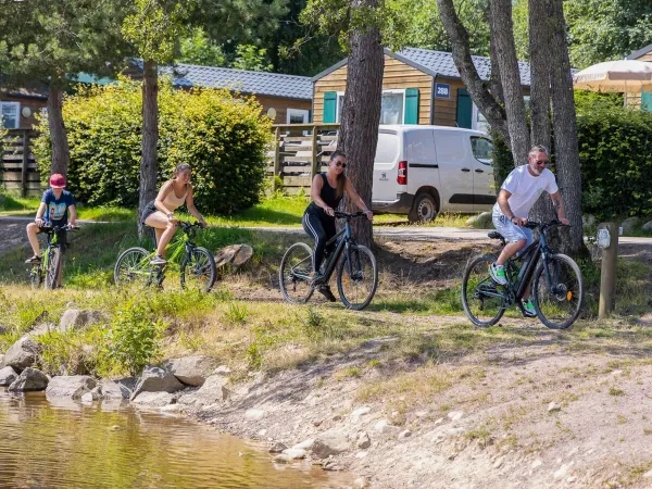 Radfahren auf dem Campingplatz Domaine des Bans in Roan.