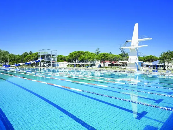 Das Wettkampfbecken mit Sprungbrettern auf dem Campingplatz Roan Marina Julia Camping Village.