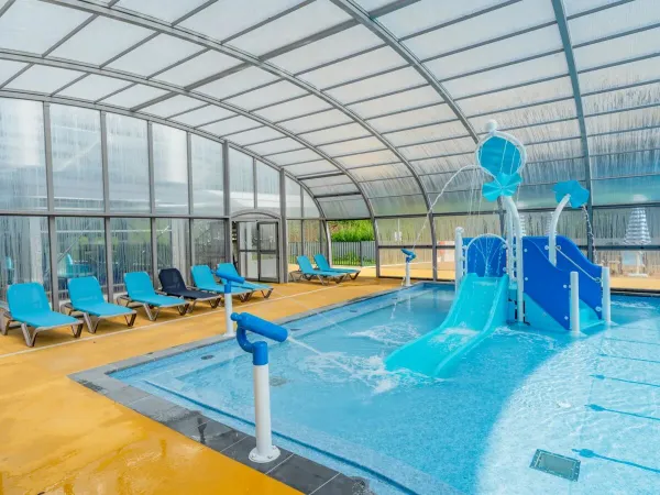 Schwimmbad mit Rutsche für die Kleinsten auf dem Roan-Campingplatz Le Lac des Vieilles Forges.