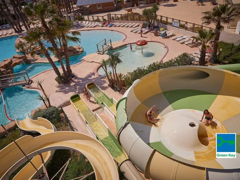 Mehrere lustige Rutschen mit Tornadorutsche auf dem Roan-Campingplatz Le Petit Mousse.