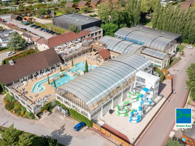 Übersicht über das Hallen- und Freibad des Campingplatzes La Croix du Vieux Pont in Roan.