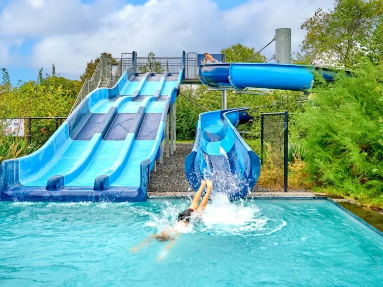 Übersicht über die Rutschen im Freibad auf dem Roan Camping De Twee Bruggen.