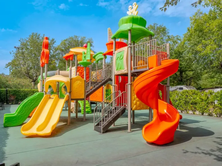 Der Spielplatz des Campingplatzes Tenuta Primero in Roan.