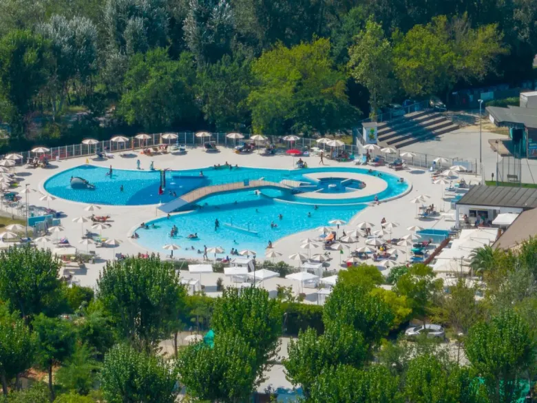 Drohnenaufnahme des Swimmingpools auf dem Roan-Campingplatz Adriano Family Collection.