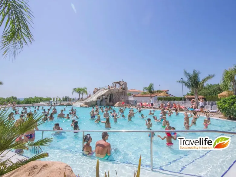 Übersicht über das Schwimmbad auf dem Roan Campingplatz Alannia Els Prats.