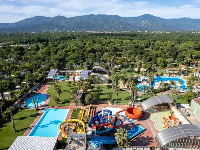 Luftaufnahme des Wasserparks auf dem Campingplatz „La Sirène“ in Roan.