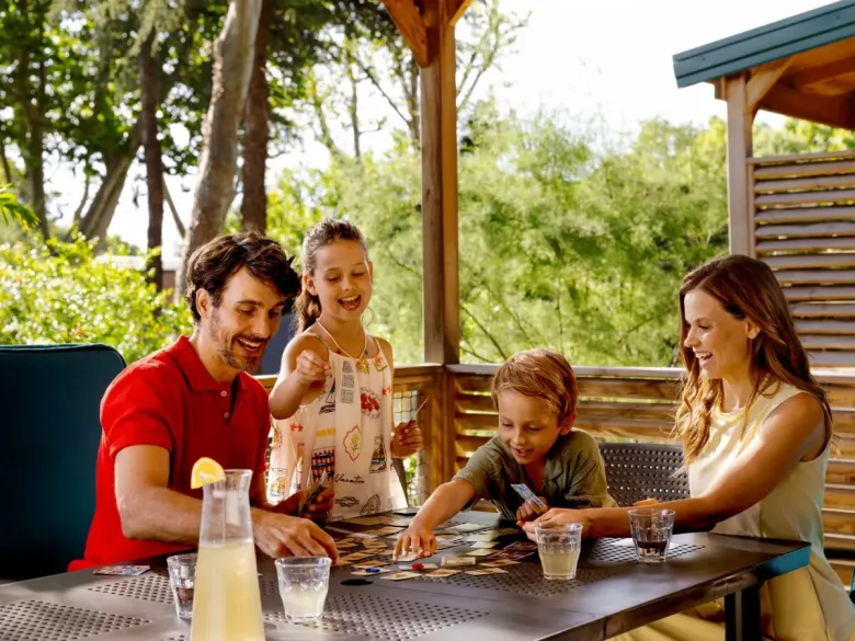 Familienspaß in der Lounge der Roan-Unterkunft auf dem Campingplatz Le Vieux Port.