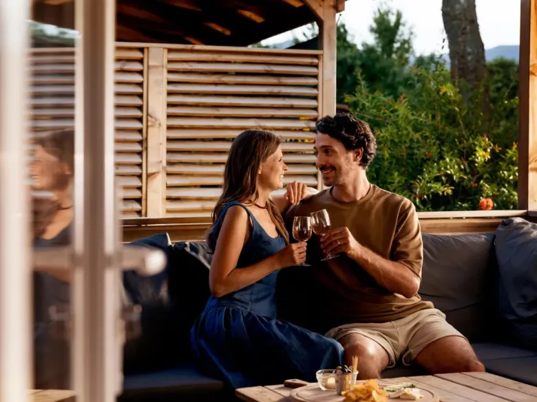 Entspannen Sie sich in der Lounge-Garnitur auf dem Campingplatz Roan Polari.